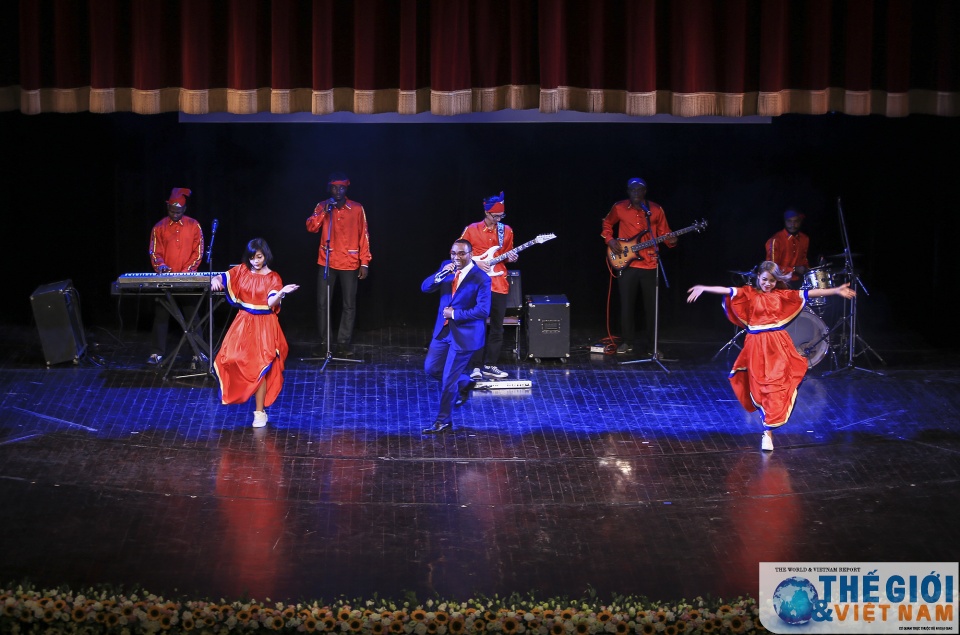 dem hoa nhac da sac mau ky niem ngay quoc te phap ngu