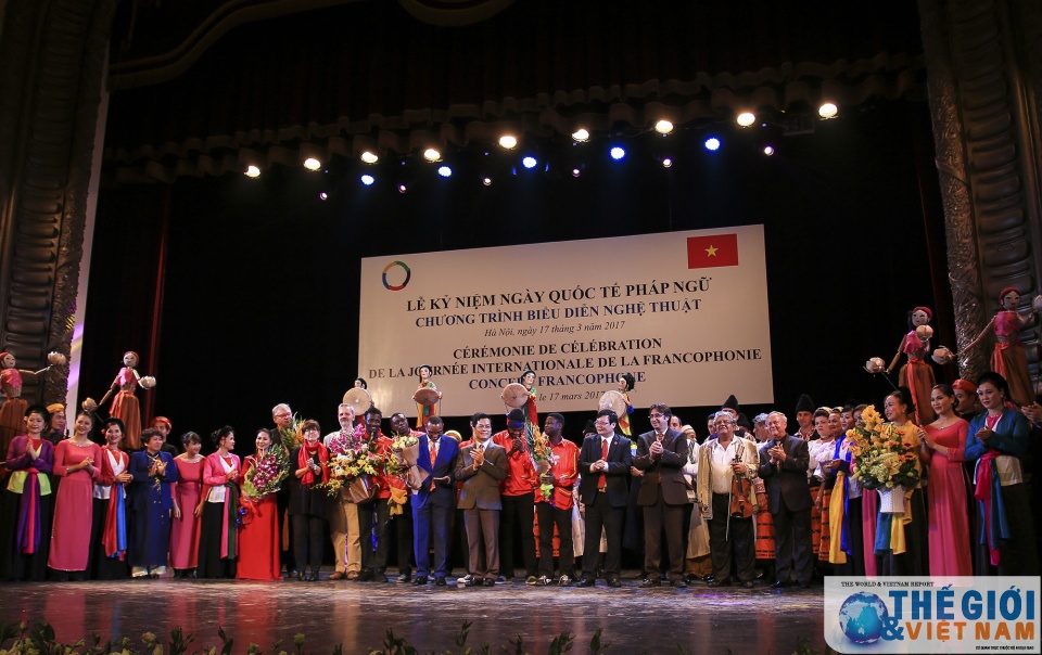 dem hoa nhac da sac mau ky niem ngay quoc te phap ngu