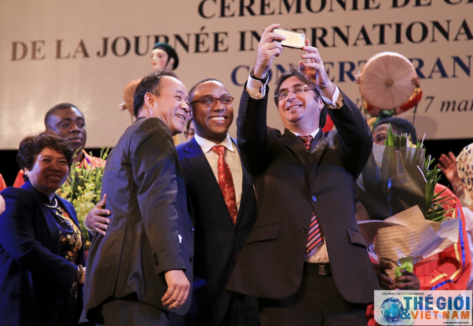 dem hoa nhac da sac mau ky niem ngay quoc te phap ngu