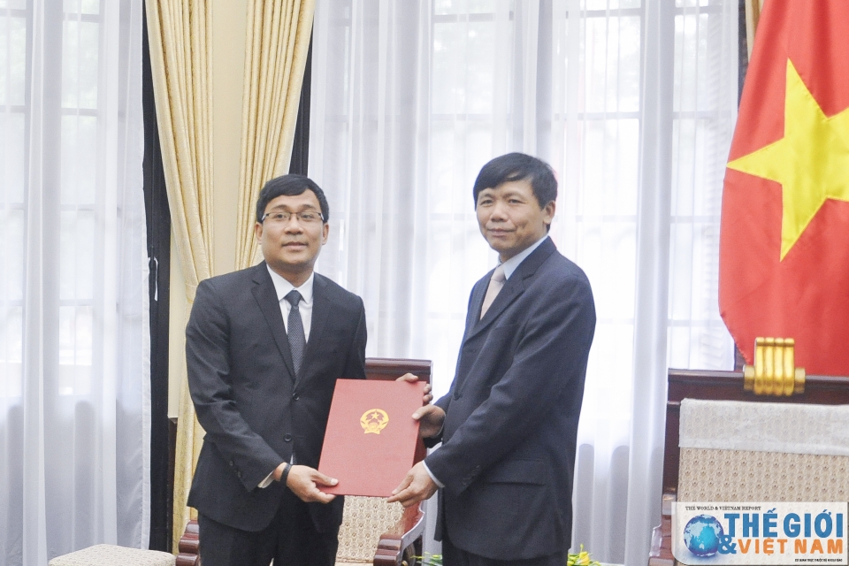 Trao quyết định bổ nhiệm Vụ trưởng Vụ Chính sách đối ngoại trao quyet dinh bo nhiem vu truong vu chinh sach doi ngoai