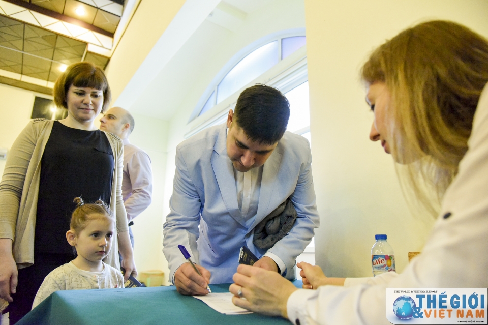 nhung hinh anh bau cu tong thong nga tai viet nam