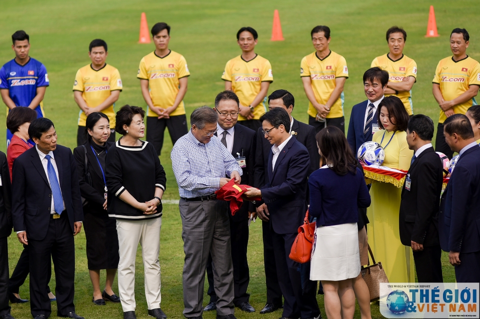 tong thong han quoc giao luu voi cau thu u23 viet nam