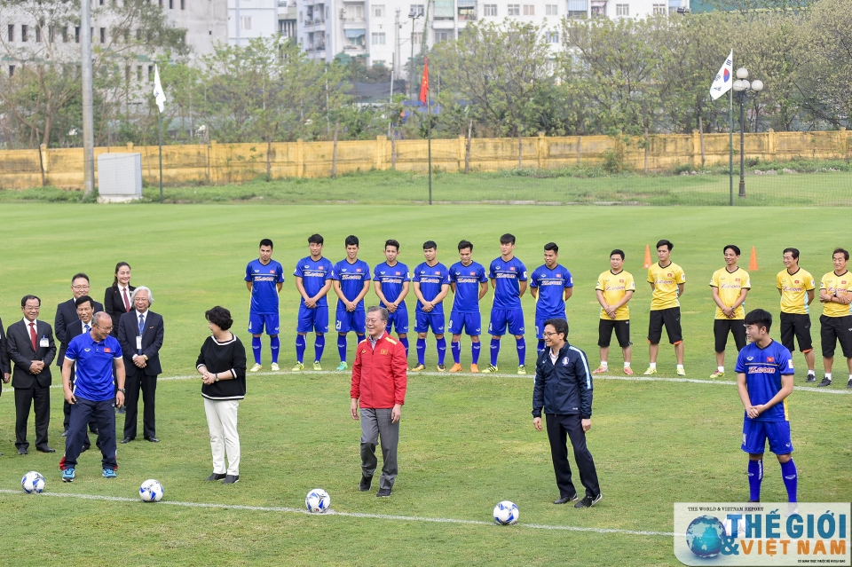 tong thong han quoc giao luu voi cau thu u23 viet nam