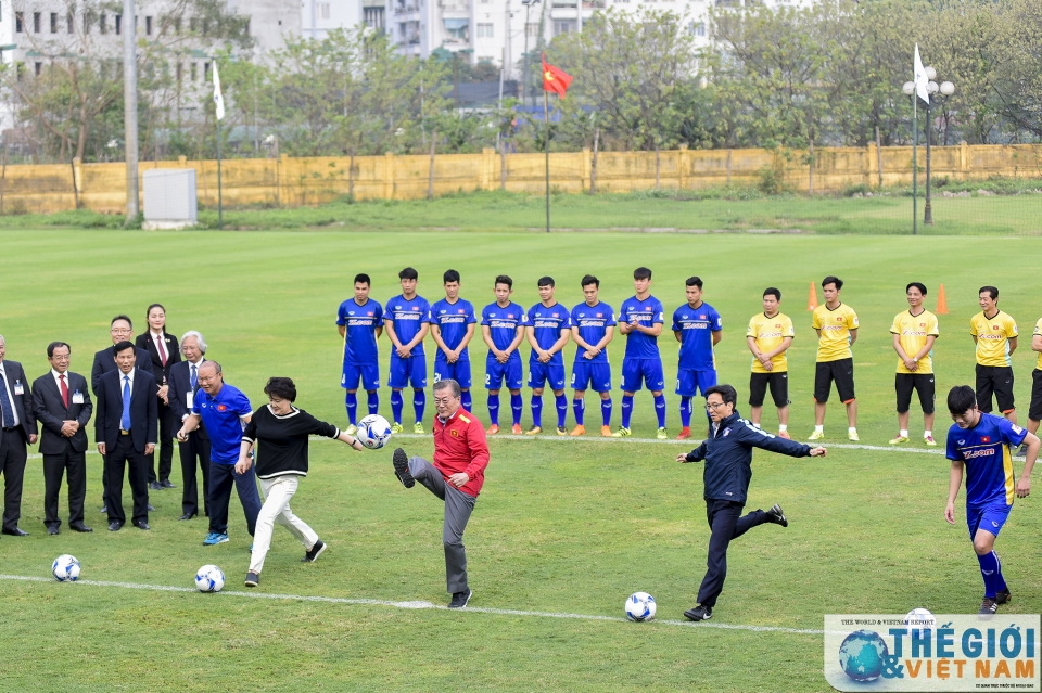 tong thong han quoc giao luu voi cau thu u23 viet nam