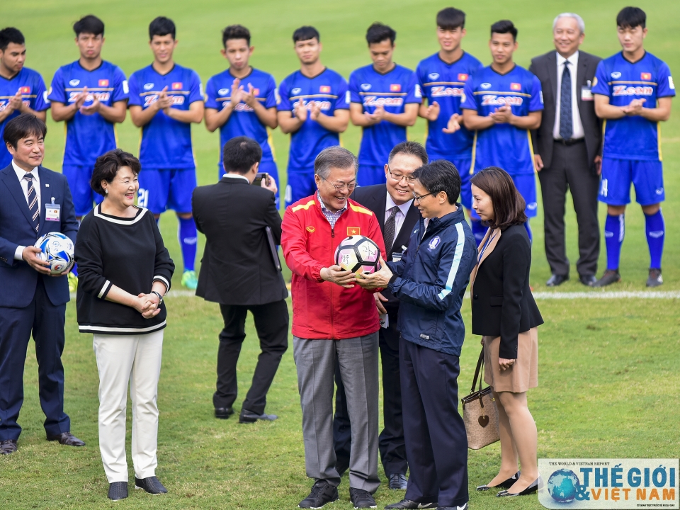 tong thong han quoc giao luu voi cau thu u23 viet nam