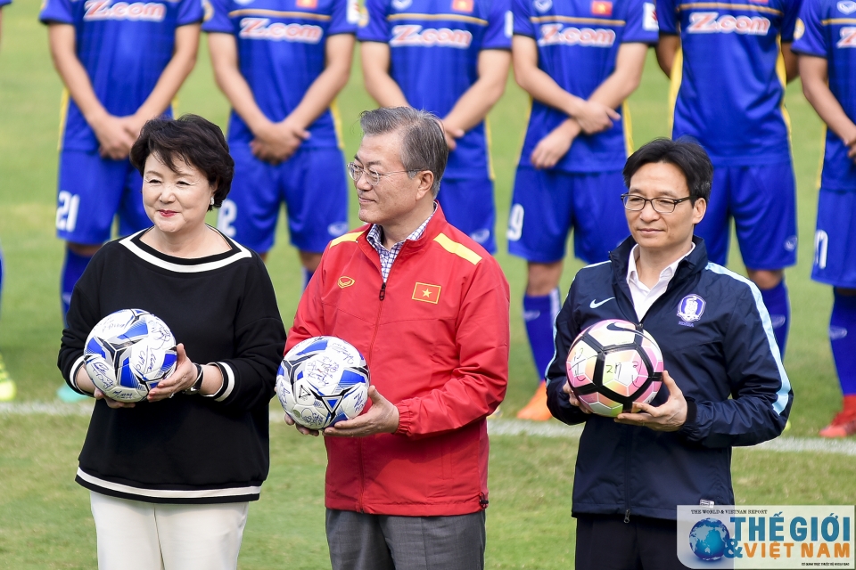 tong thong han quoc giao luu voi cau thu u23 viet nam