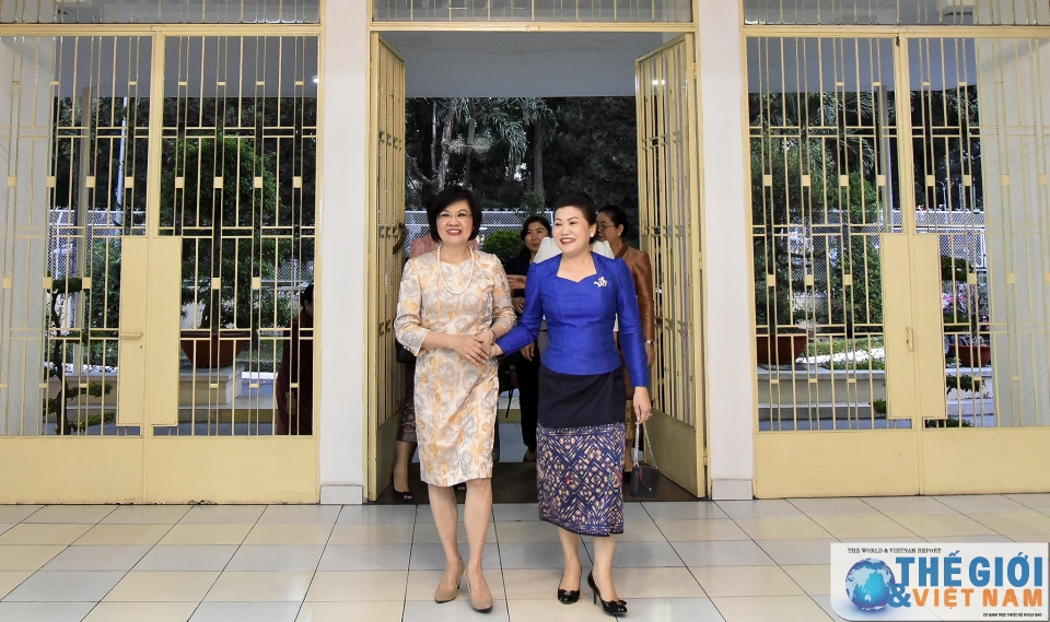 that chat hon nua tinh cam gan bo giua can bo ngoai giao nu viet lao