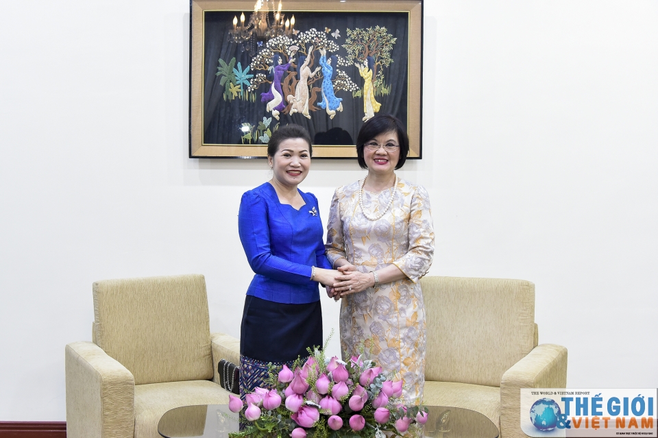 that chat hon nua tinh cam gan bo giua can bo ngoai giao nu viet lao