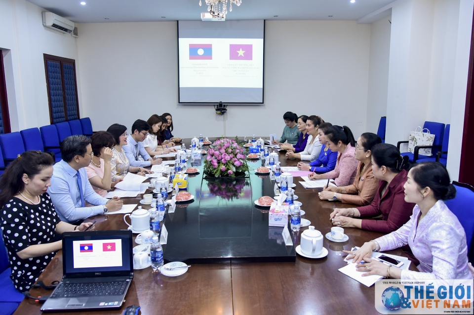 that chat hon nua tinh cam gan bo giua can bo ngoai giao nu viet lao