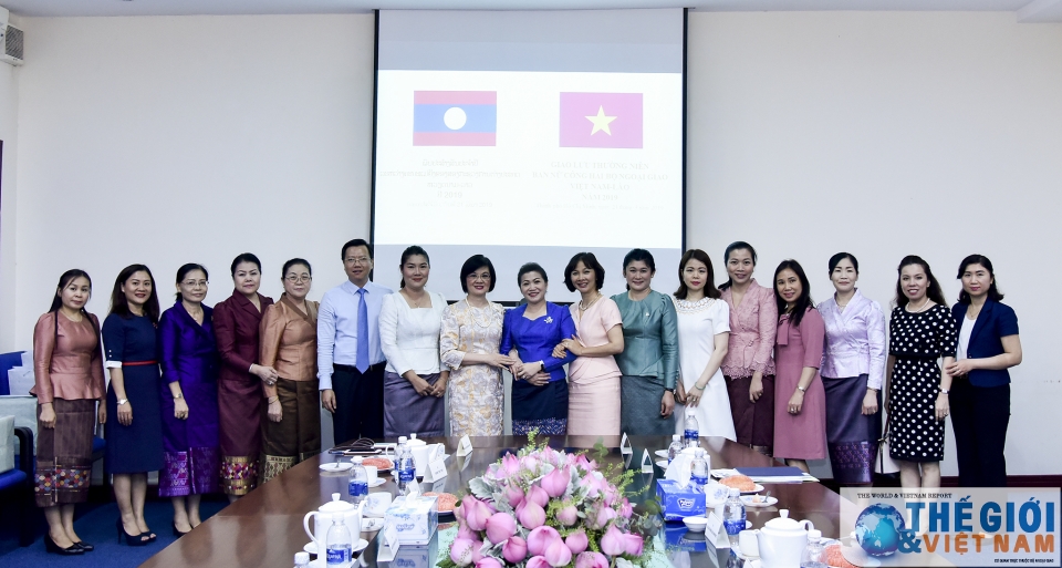 that chat hon nua tinh cam gan bo giua can bo ngoai giao nu viet lao