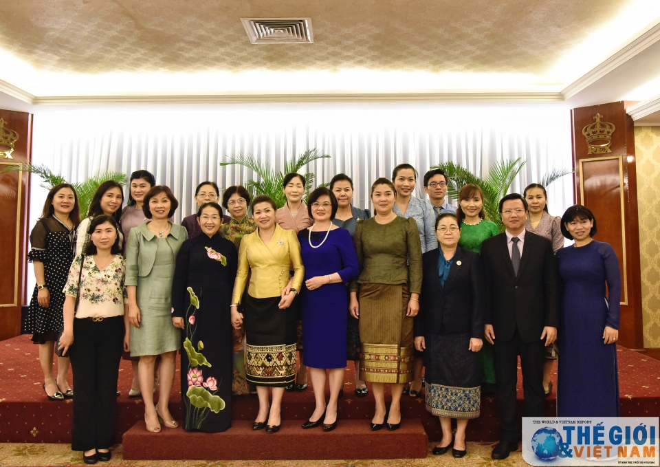 that chat hon nua tinh cam gan bo giua can bo ngoai giao nu viet lao