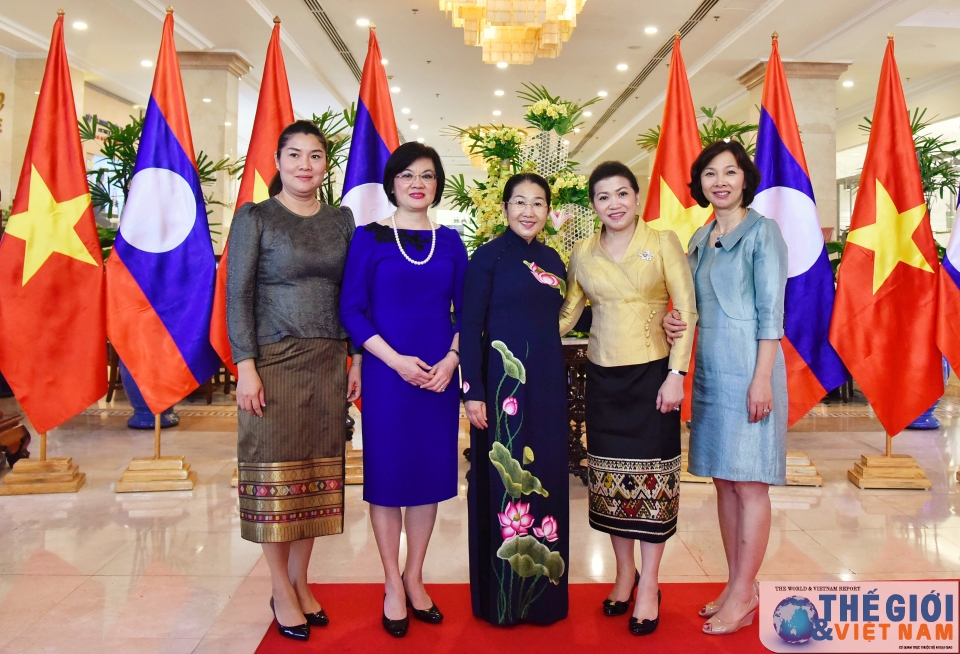 that chat hon nua tinh cam gan bo giua can bo ngoai giao nu viet lao