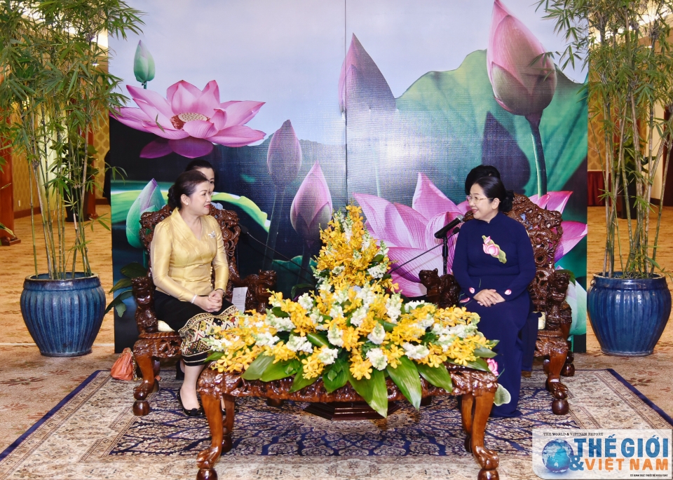 that chat hon nua tinh cam gan bo giua can bo ngoai giao nu viet lao