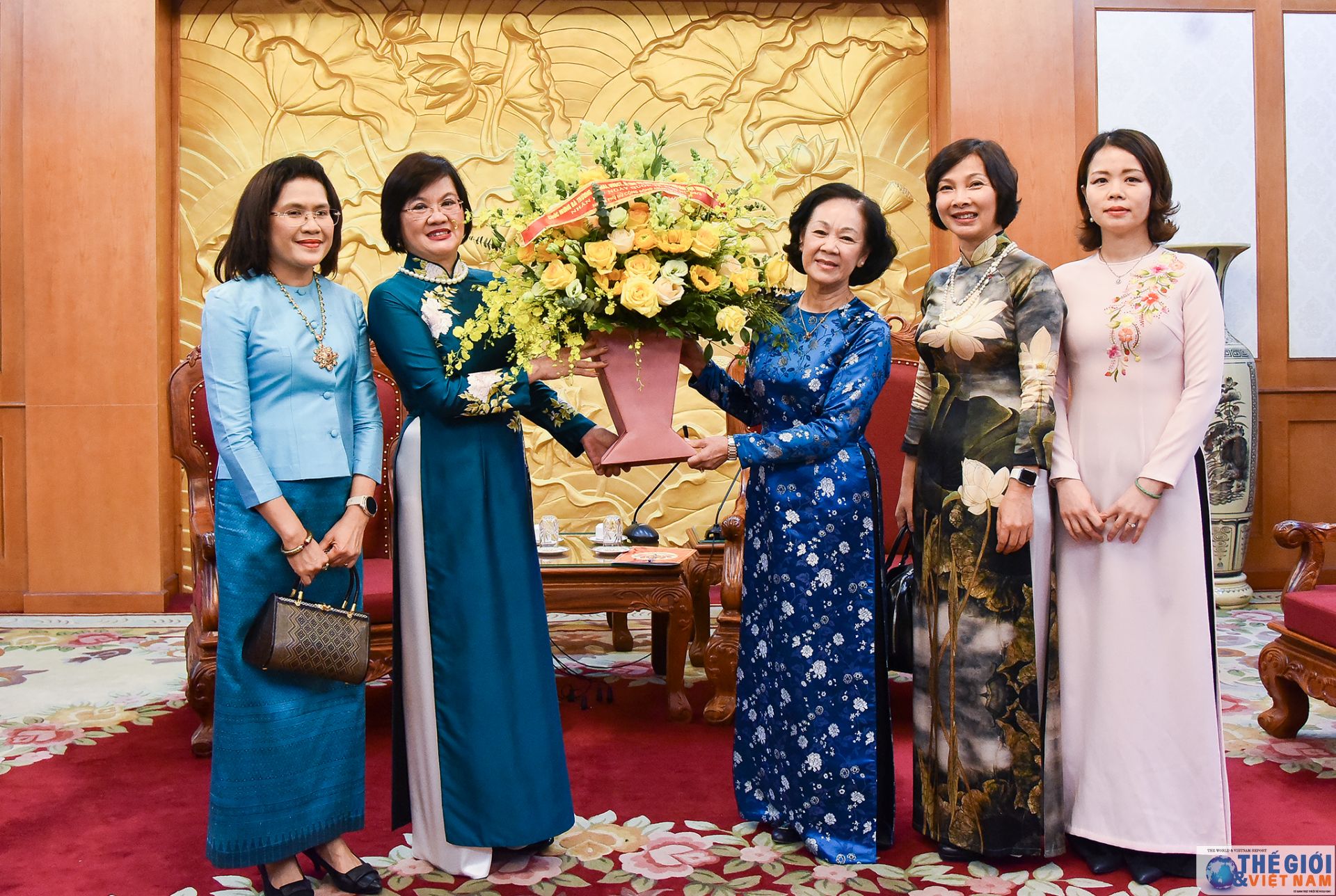 Nhóm AWCH chào Trưởng Ban Dân vận Trung ương Trương Thị Mai nhom awch chao truong ban dan van trung uong truong thi mai