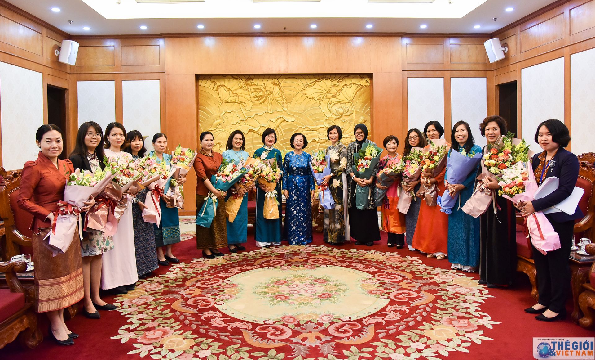 Nhóm AWCH chào Trưởng Ban Dân vận Trung ương Trương Thị Mai nhom awch chao truong ban dan van trung uong truong thi mai