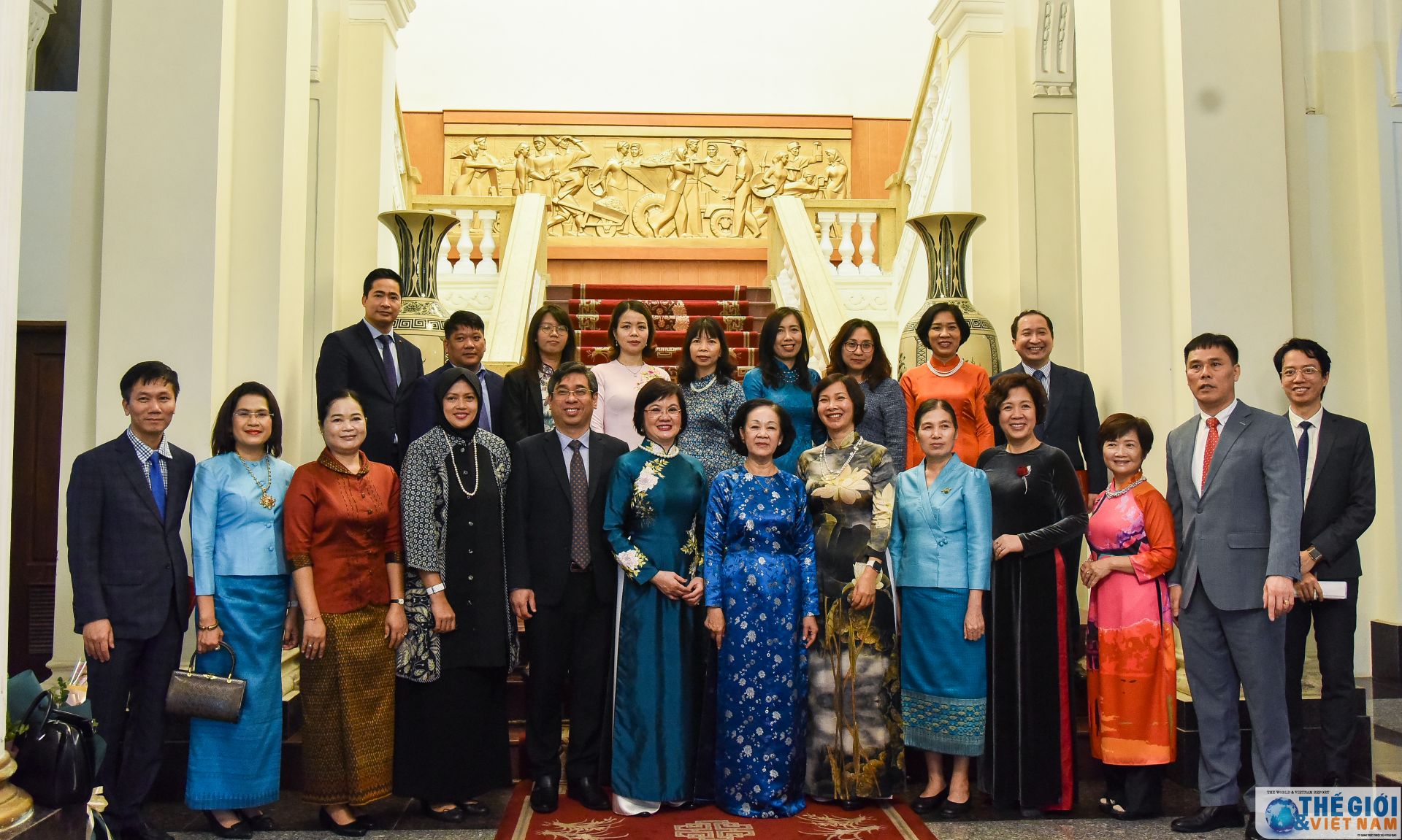 Nhóm AWCH chào Trưởng Ban Dân vận Trung ương Trương Thị Mai nhom awch chao truong ban dan van trung uong truong thi mai