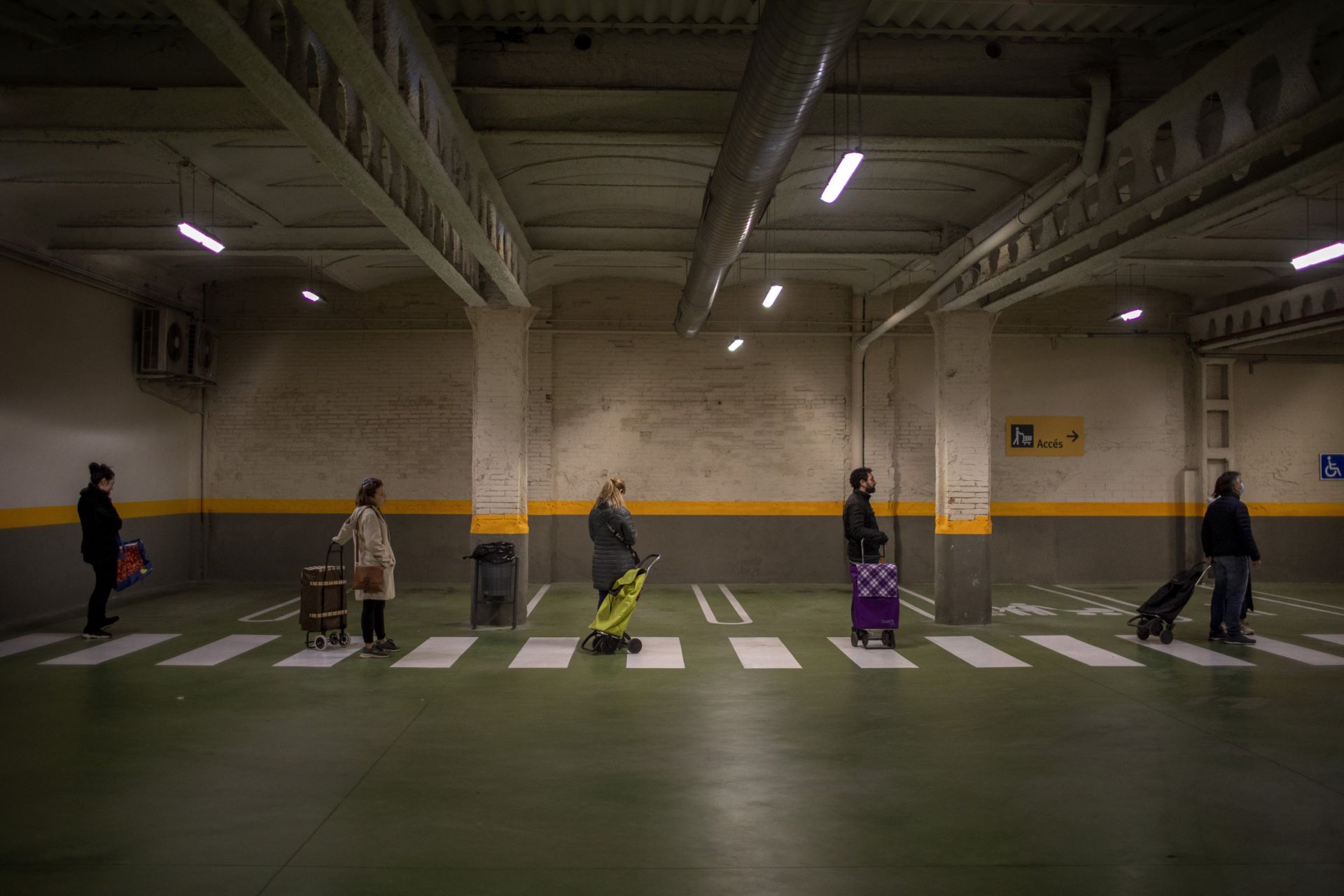 dai dich covid 19 nhung buc anh nhin la thay khoang cach