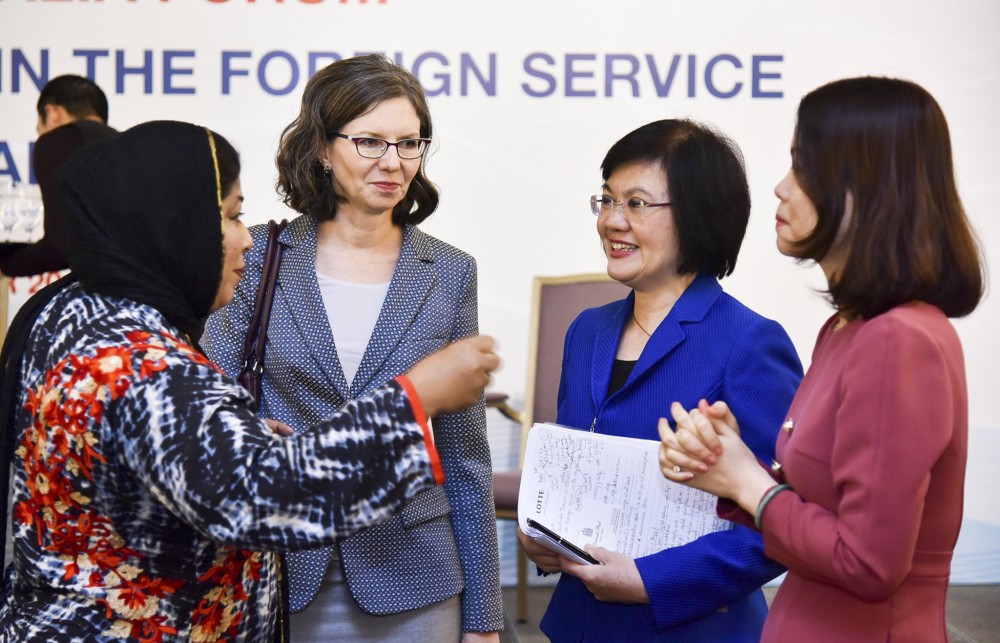 Đại sứ Nguyễn Nguyệt Nga: Bóng hồng sắc sảo trên “đấu trường” ngoại giao Đại sứ Nguyễn Nguyệt Nga: Bóng hồng sắc sảo trên “đấu trường” ngoại giao