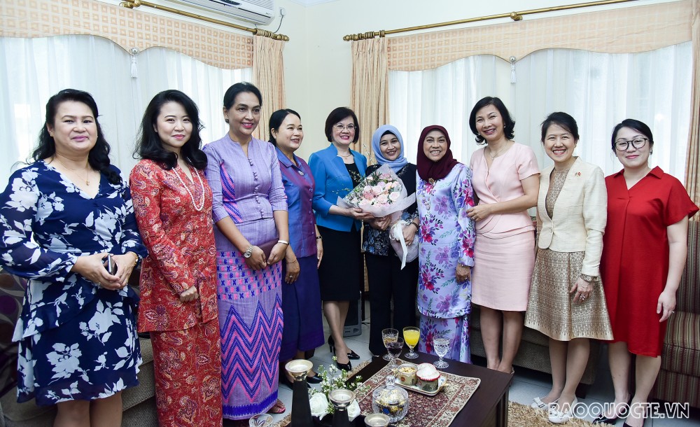 Nhóm Phụ nữ Cộng đồng ASEAN tại Hà Nội trổ tài làm món ăn Brunei