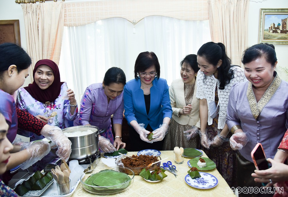 Nhóm Phụ nữ Cộng đồng ASEAN tại Hà Nội trổ tài làm món ăn Brunei