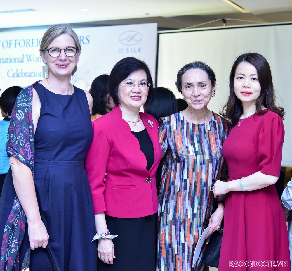 Các nhà ngoại giao nữ gặp mặt kỷ niệm Ngày Quốc tế Phụ nữ 8/3