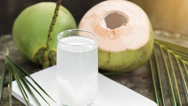 co nen cho tre uong nuoc dua sau tiem vaccine covid19