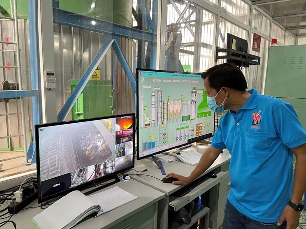Hoạt động kiểm soát việc đổ rác từ xa và hệ thống xử lý rác bằng máy tính. (Ảnh: Huyền Trang/TTXVN)