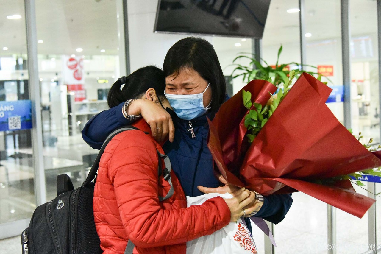 Khoảnh khắc xúc động khi người thân chuyến bay thứ hai chở công lánh nạn từ Ukraine