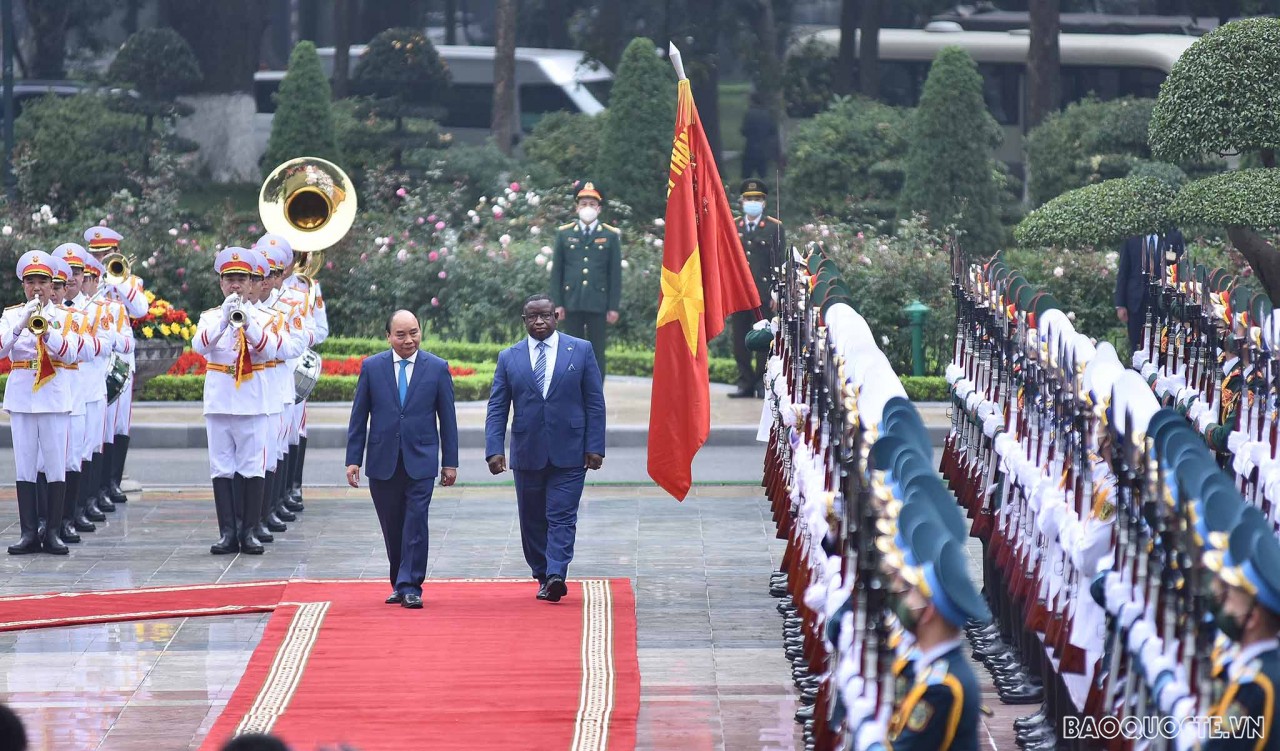 Lễ đón chính thức Tổng thống Sierra Leone và Phu nhân tại Phủ Chủ tịch