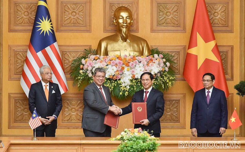 Malaysian Prime Minister wraps up his official visit to Vietnam