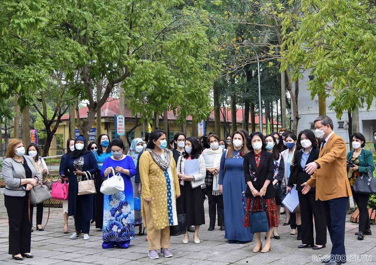 Diplomatic Delegation in Vietnam visits Vinh Phuc Provincial Social Work Center