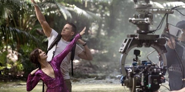 Hai diễn viên Sandra Bullock và Channing Tatum hài hước trên trường quay của ''Thành phố mất tích.'' (Ảnh: ĐPCC)