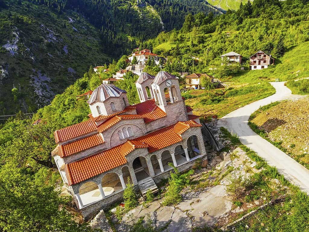 Bởi nếu so sánh với tháp nghiêng Pisa ở Ý, nhà thờ này có độ nghiêng nhiều hơn tới hơn 13 độ nên không phải ai cũng đủ can đảm bước chân vào nhà thờ đặc biệt này. Việc di chuyển được nhiều người mô tả lại là diễn ra vô cùng khó khăn, gây nhức đầu, khó thở do ảo giác.