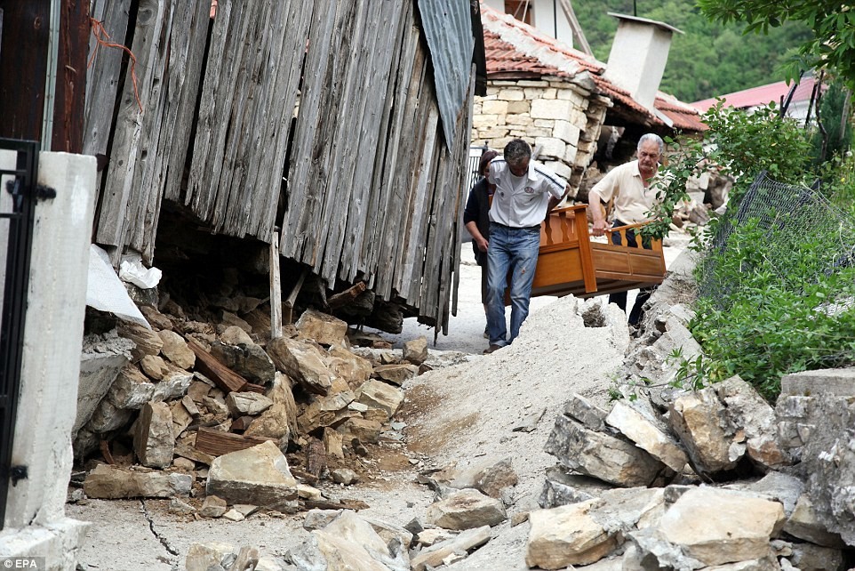 'Choáng váng' khi vào nhà thờ quái dị nghiêng hơn cả tháp Pisa ở 'làng ma' kỳ lạ nhất thế giới