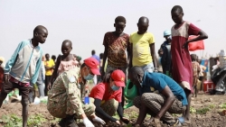 BVDC 2.3 youth guide Bentiu people to grow vegetables