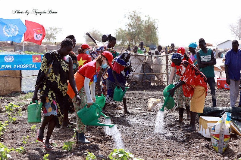 Thanh niên BVDC 2.3 hướng dẫn người dân Bentiu trồng rau