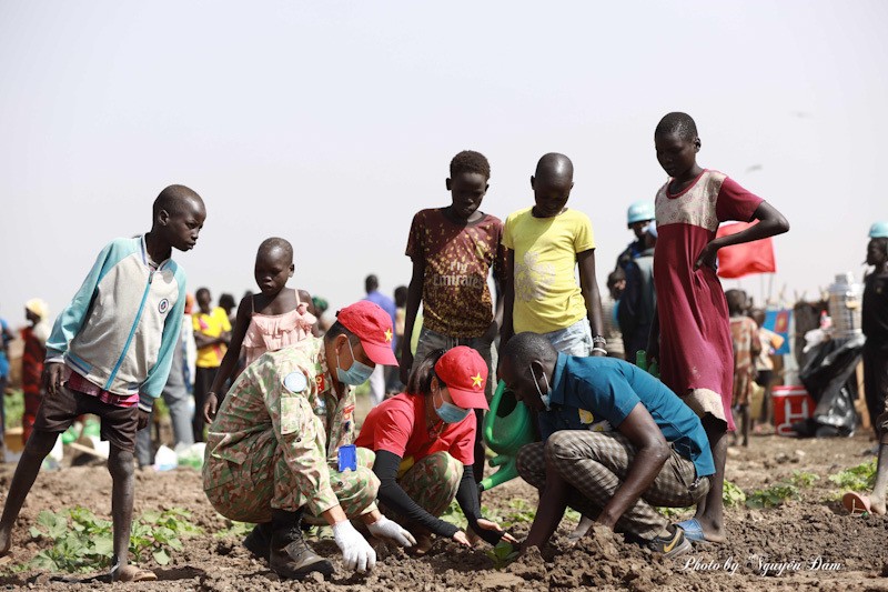 Thanh niên BVDC 2.3 hướng dẫn người dân Bentiu trồng rau