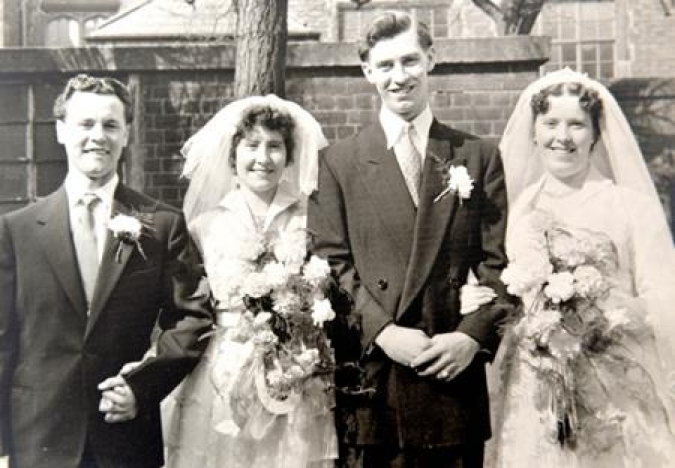 chi em sinh doi cung ky niem 60 nam ngay cuoi