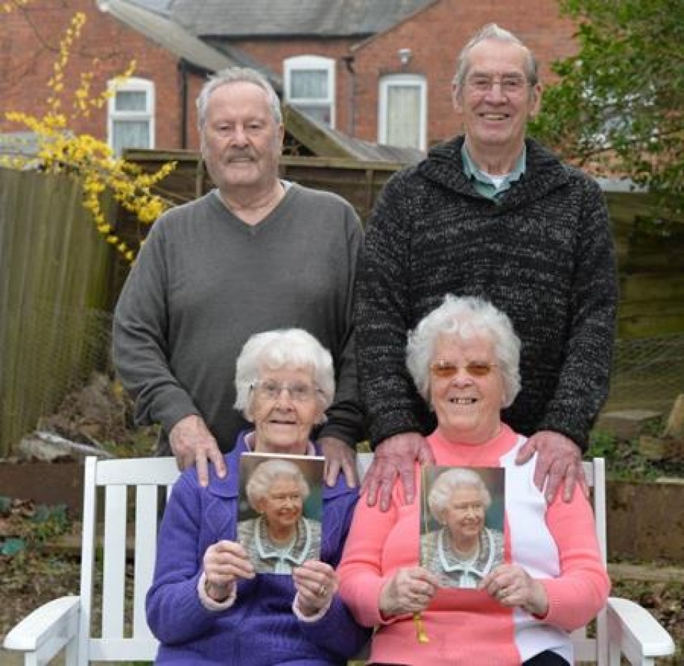 chi em sinh doi cung ky niem 60 nam ngay cuoi