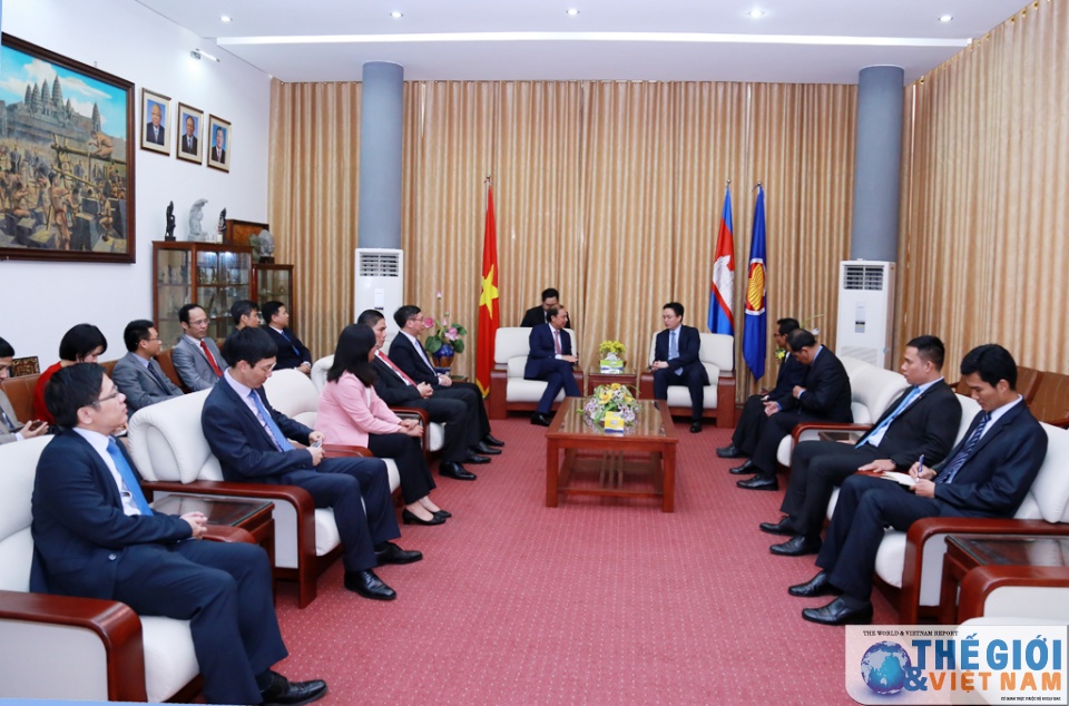 lanh dao bo ngoai giao chuc mung tet campuchia