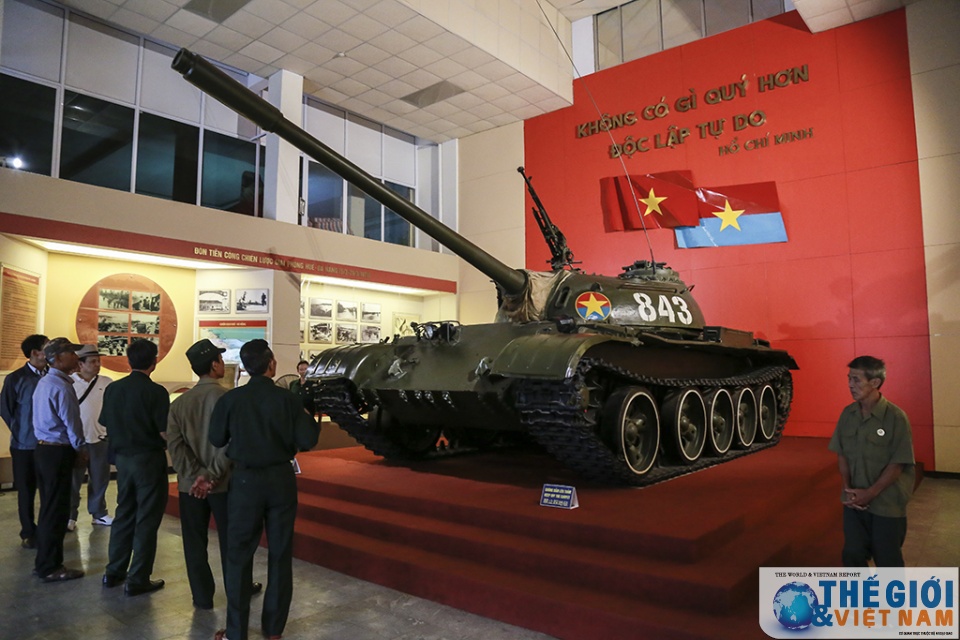 can canh hai chiec xe tang huc do cong dinh doc lap