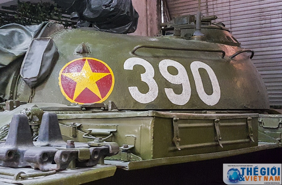 can canh hai chiec xe tang huc do cong dinh doc lap