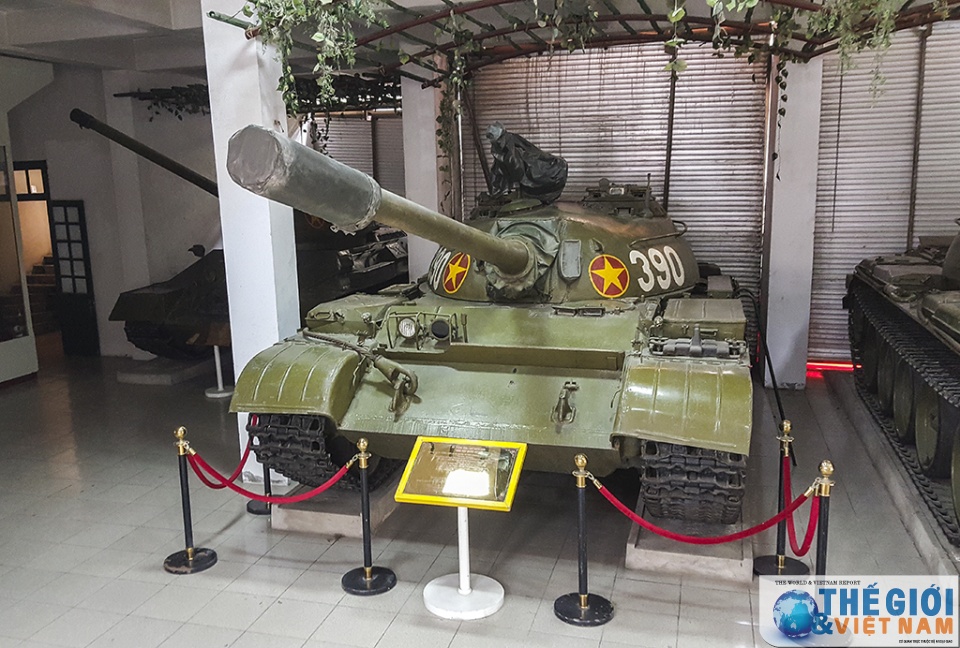 can canh hai chiec xe tang huc do cong dinh doc lap