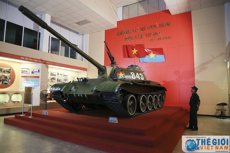 can canh hai chiec xe tang huc do cong dinh doc lap