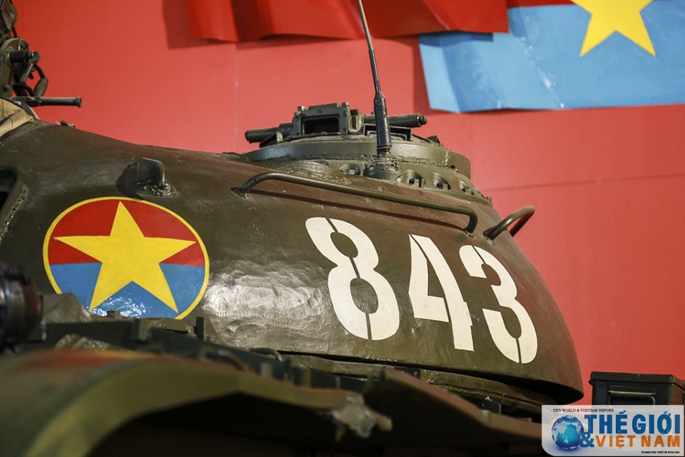 can canh hai chiec xe tang huc do cong dinh doc lap