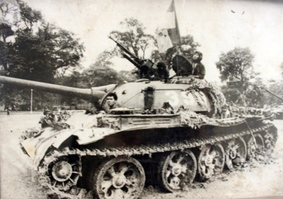 can canh hai chiec xe tang huc do cong dinh doc lap