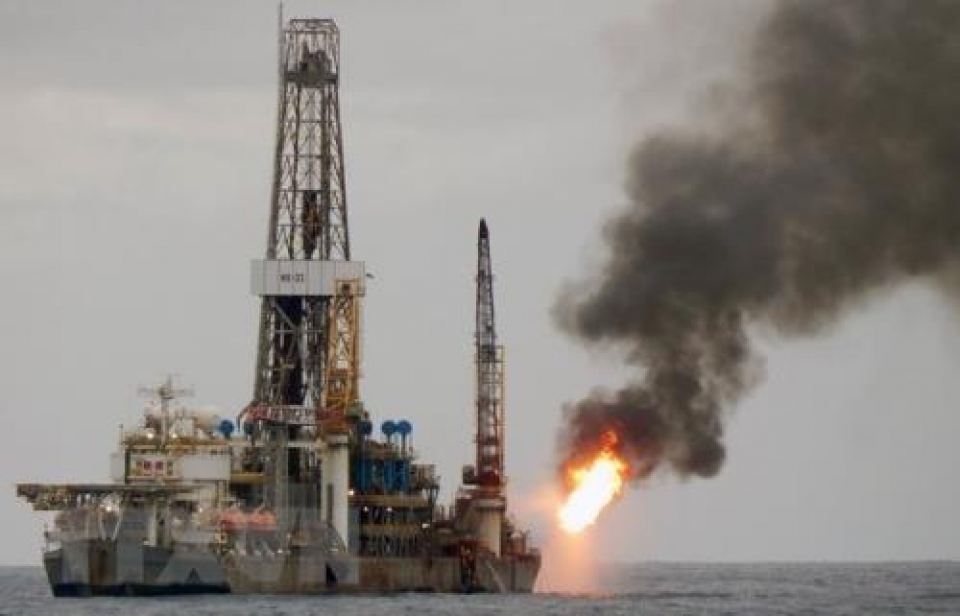 Thị trường dầu mỏ tăng kỷ lục, vàng lên giá thi truong dau mo tang ky luc vang len gia