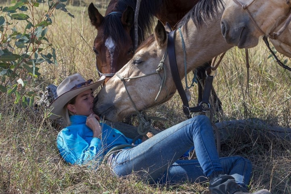 hanh trinh vuot 5000km tai australia cua co gai xinh dep nguoi phap