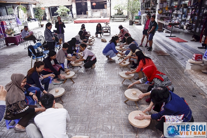 nhom awch trai nghiem vuot nan tai lang gom bat trang