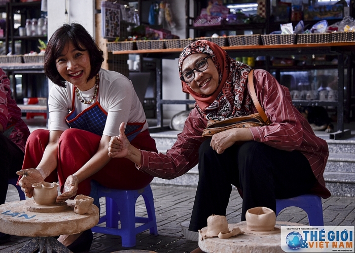 nhom awch trai nghiem vuot nan tai lang gom bat trang